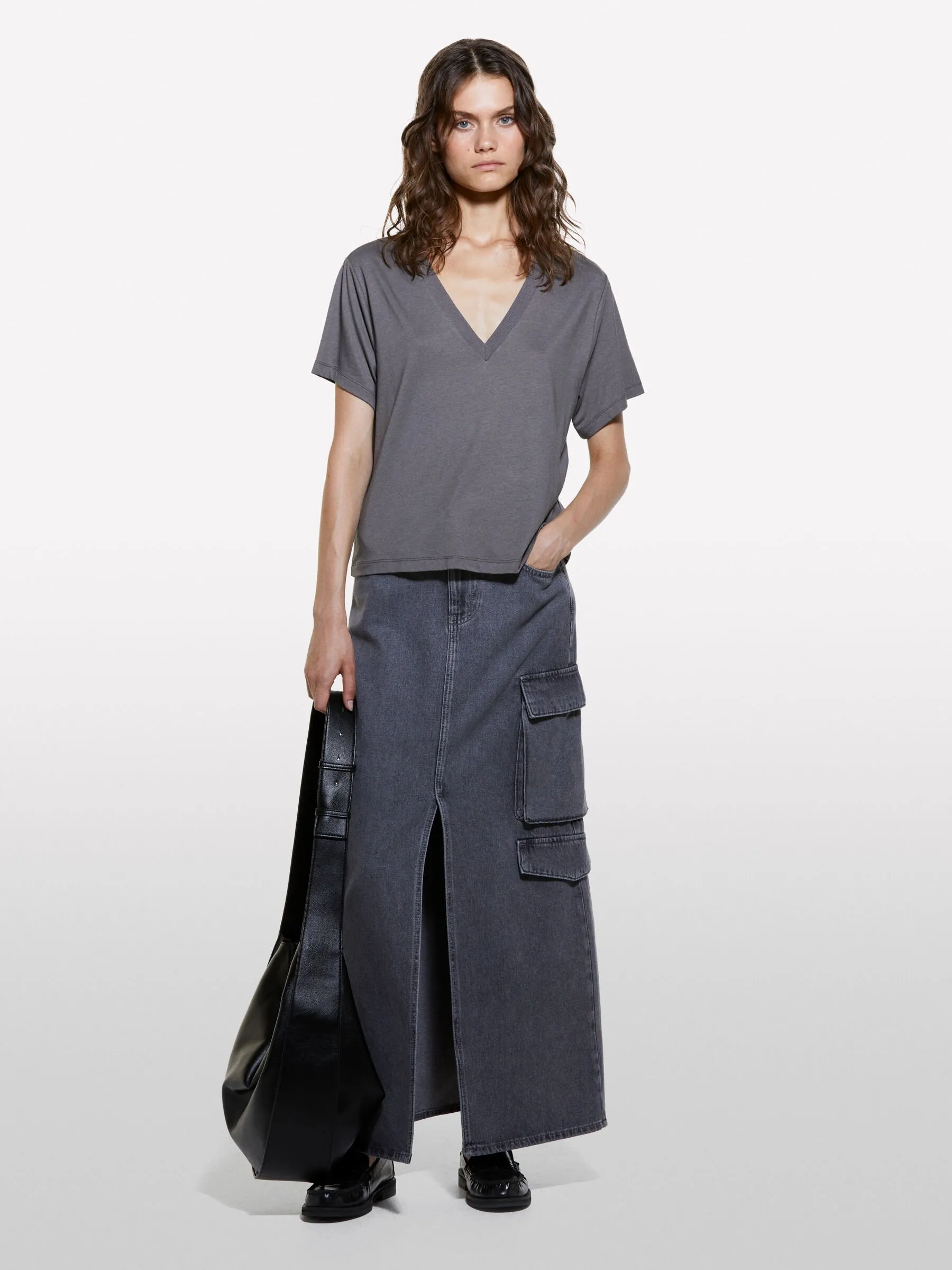 T-shirt grigio scuro con scollo a V