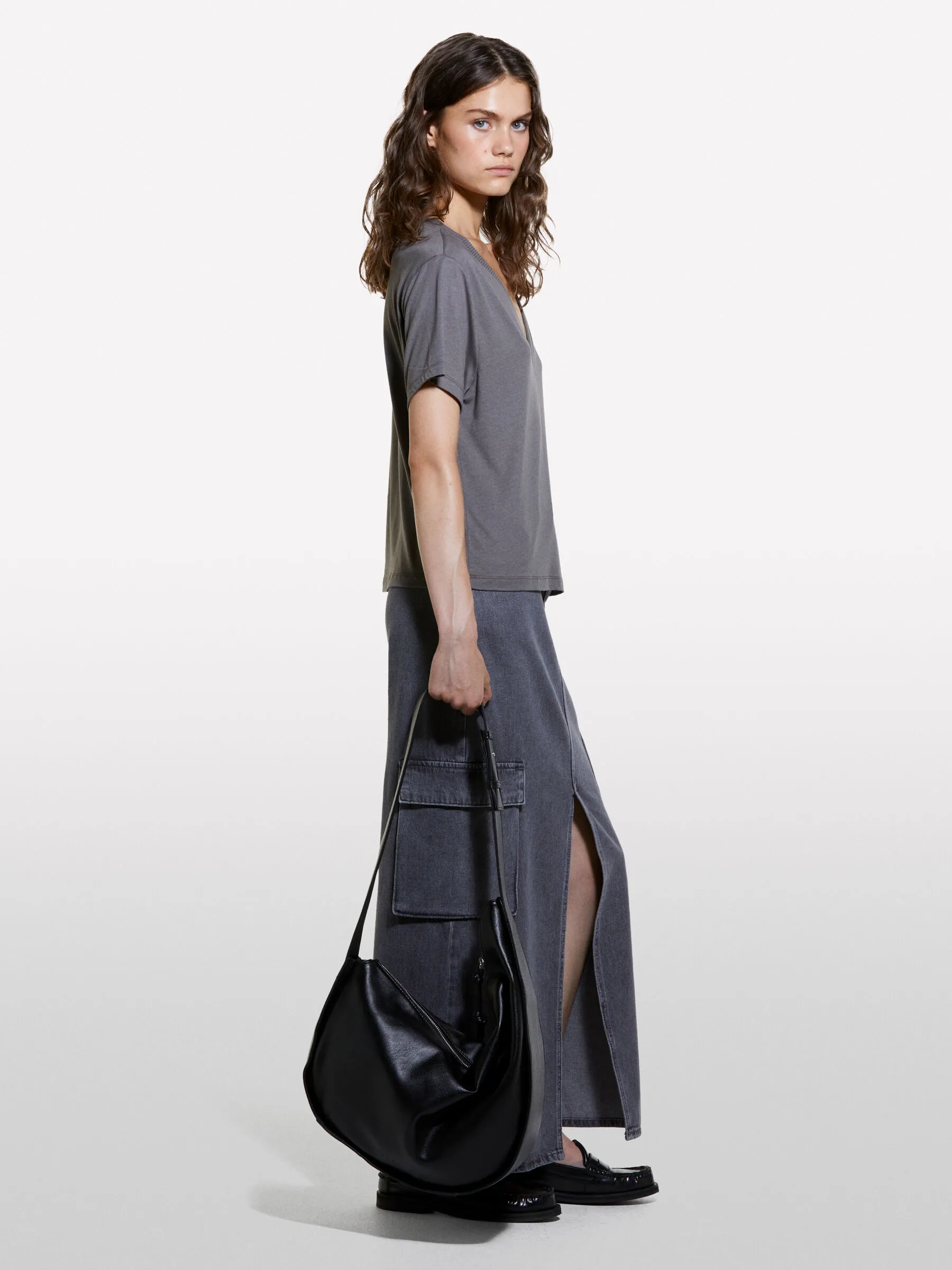 T-shirt grigio scuro con scollo a V