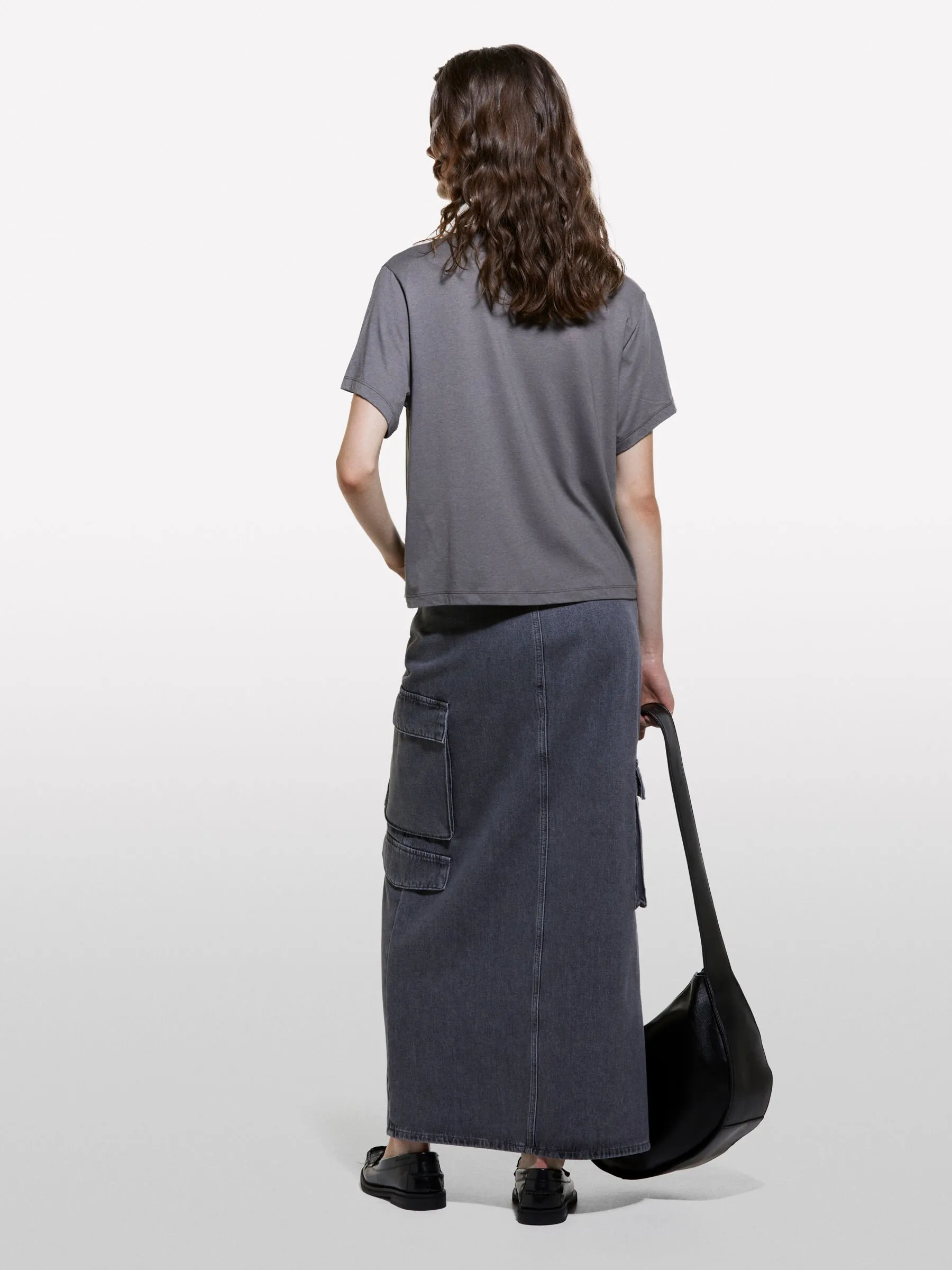 T-shirt grigio scuro con scollo a V