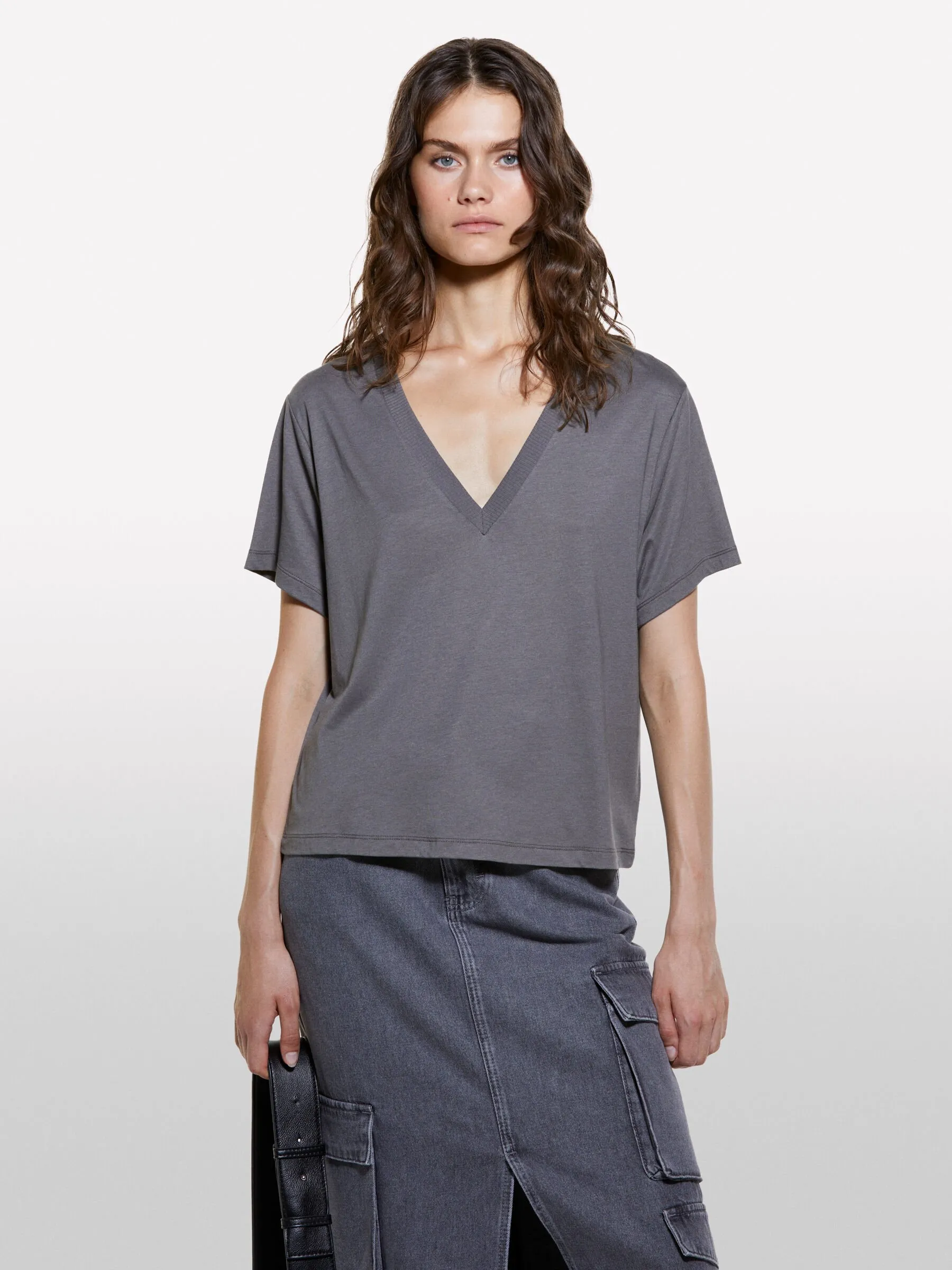 T-shirt grigio scuro con scollo a V