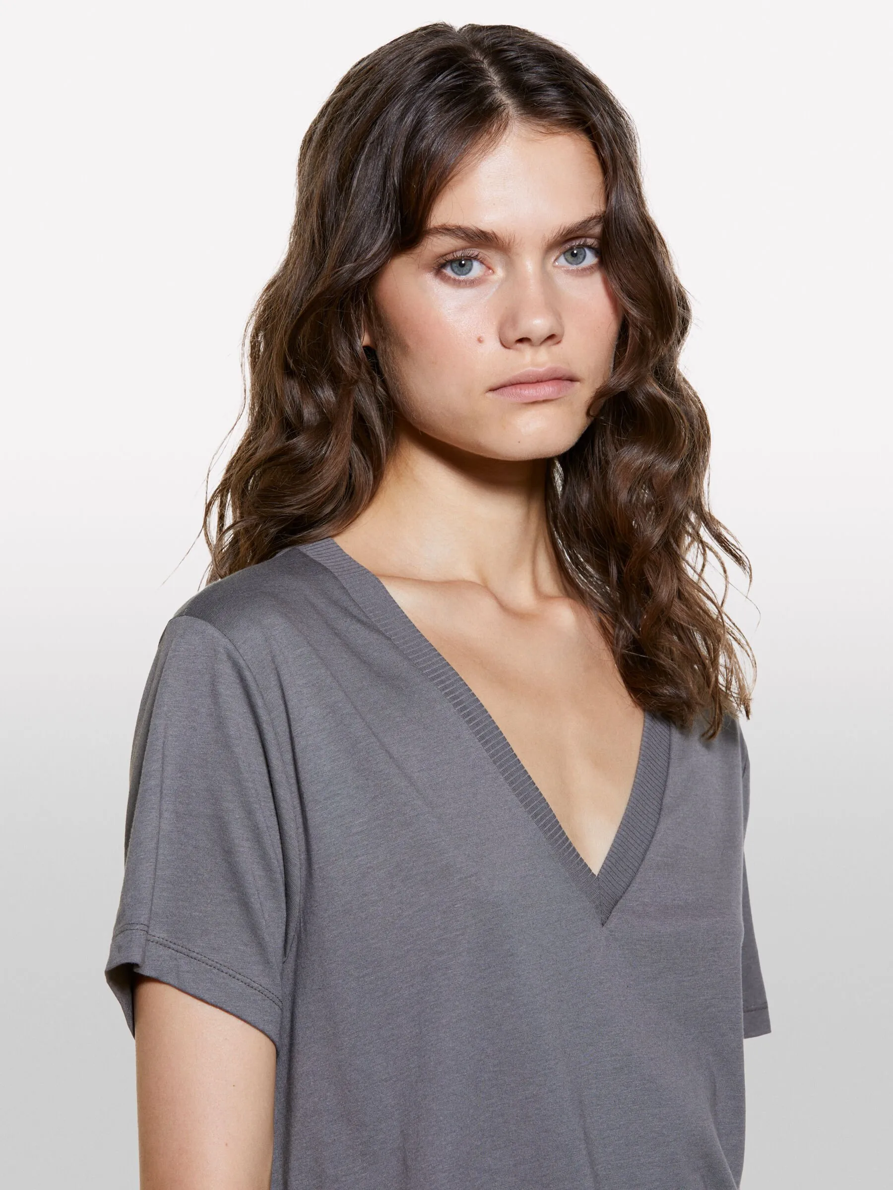 T-shirt grigio scuro con scollo a V